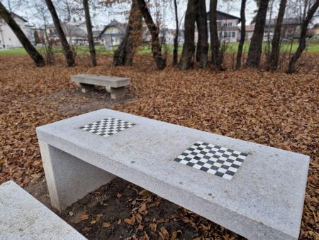 Dve novi šahovski površini v Češminovem parku